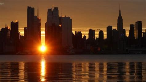 Manhattanhenge New Yorkers Gather To Snap Beautiful Sunset Bbc Newsround