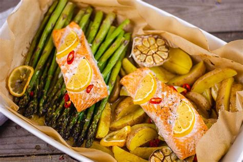 Express Lachs mit Spargel Kartoffeln im Ofen in 10 Min
