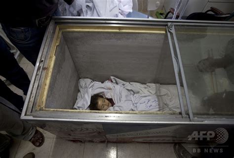 アイスクリーム用冷凍庫に安置された女児の遺体、ガザ 写真6枚 国際ニュース：afpbb News