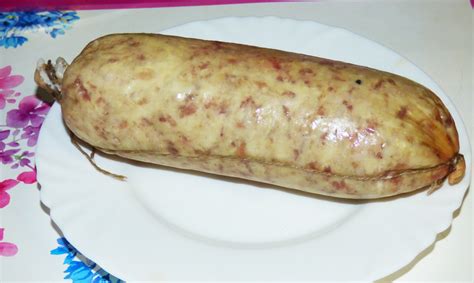 Prima d'iniziare a cuocerlo sarà necessario bucherellare la sua pelle con i rebbi di una forchetta. Cottura del cotechino fresco | A tavola con Elvezia
