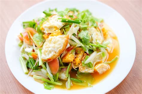 Yam Kai Dao Thai Salat Mit Spiegelei