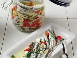 Actually the fish is not totally raw as by marinating them into an acidic liquid, such as vinegar or lemon juice, it's like cooking them and serving. Γαύρος μαρινάτος από τον Δημήτρη Βούλτσο - kmag