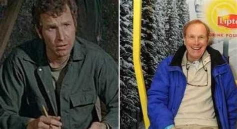 Il famoso regista televisivo è stato ritrovato senza vita in casa. Morto l'attore Wayne Rogers: famoso per la serie tv Mash