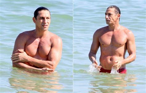 Tuca Andrada exibe seus músculos em banho de mar no Rio OFuxico