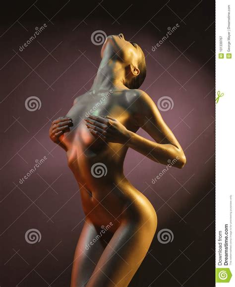 O Modelo De Nude Elegante Na Luz Coloriu Projetores Imagem De Stock