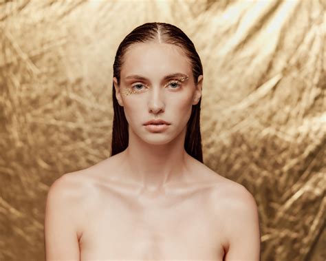 ZZZPho - A Touch of Gold - Reflecting Women's Timeless Beauty