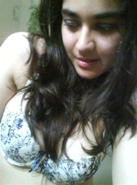 Lovely Pakistani Girl Exposing Her Hot Mamme Indian Nude Girls