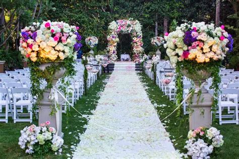 21 Elegant Flower Petal Aisle Runners For Your Wedding