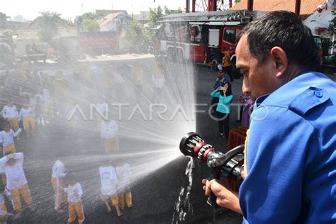 Edukasi Pemadaman Kebakaran Pada Murid TK ANTARA Foto