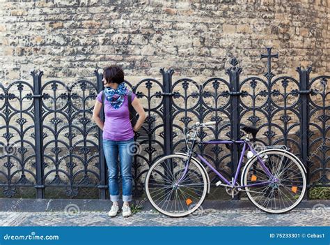 Jeune Femme Et Bicyclette De Vintage Image Stock Image Du Gens Fille