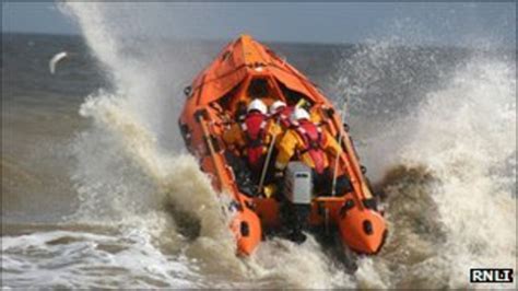Happisburgh Lifeboat Rescues Another Norfolk Lifeboat Bbc News