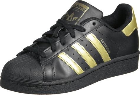 Golf is all about patience, persistence, and performance the black and gold color match all my golf outfits i already have, which make for a perfect fit into my wardrobe. adidas Superstar Foundation J W shoes black gold
