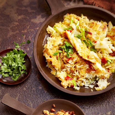 1die äußeren blätter des chinakohls entfernen, den kopf halbieren, waschen und trockentupfen. Gebratener Reis mit Lauch und Chinakohl | Rezept in 2020 ...