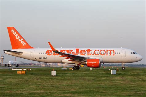 Img7320 G Ezwt Easyjet A320 With Sharklet Wingtips At Lgw Nigel