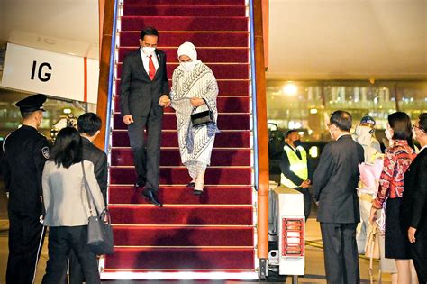 Peng Liyuan Meets With Indonesian First Lady Iriana Joko Widodo The