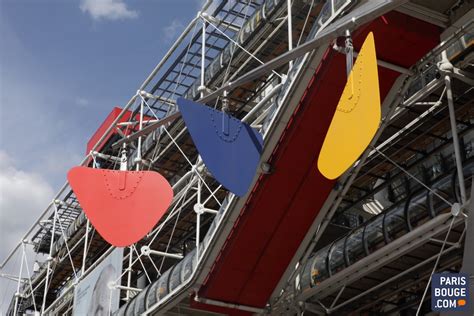 Un Mobile Sest Posé Devant Le Centre Pompidou
