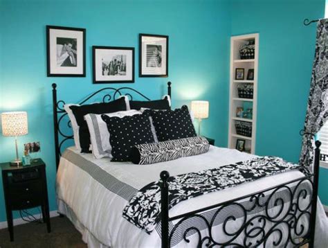 For a fun but sophisticated blue bedroom pair navy with white and a few bright accents. Bedroom Ideas With Black Furniture And Blue Walls | Home ...