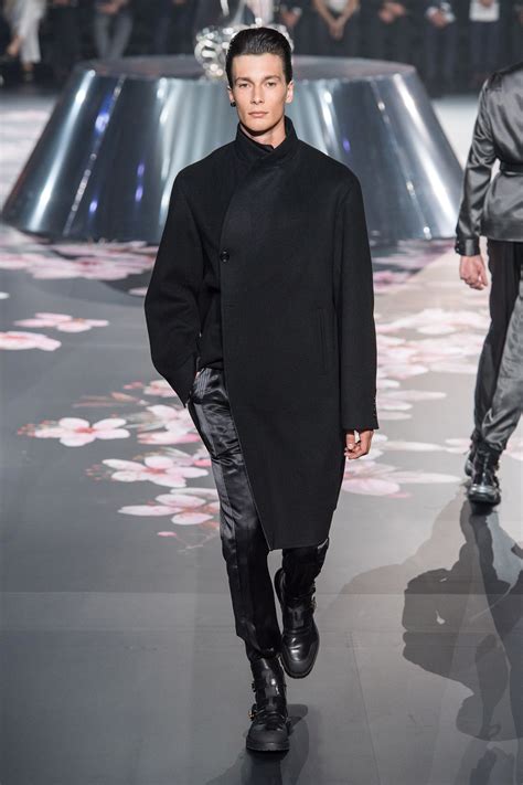 Dior Men Pre Fall 2019 Collection Vogue Men S Fashion Male Fashion Trends Mens Boots Fashion