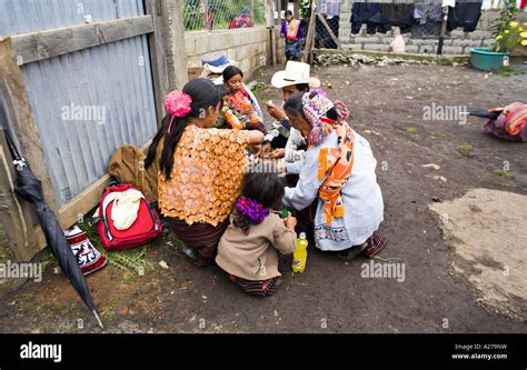 Guatemala Capellania Ind Genas Maya Ixil Familia En Coloridas Blusas Ind Genas Tradicionales Y