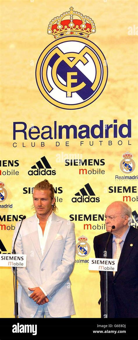 David Beckham Real Madrid Signing Stock Photo Alamy