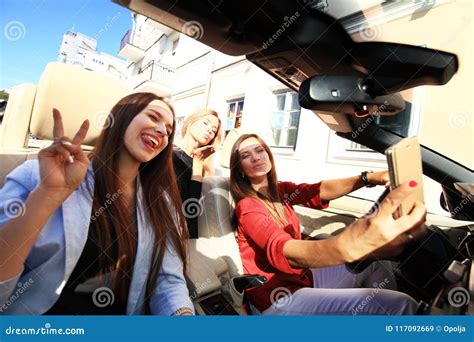 Group Of Girls Having Fun In The Car And Taking Selfies With Camera 库存图片 图片 包括有 照相机 敞篷车