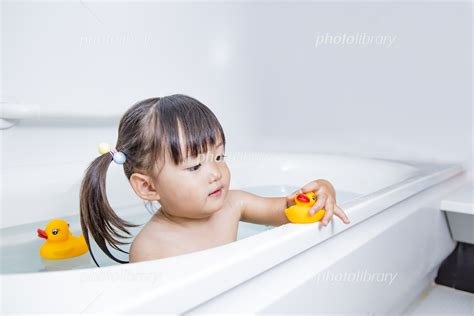 1人お風呂に入る幼い女の子 育児 成長 自立 入浴 衛生 清潔イメージ 写真素材 5816862 フォトライブラリー Free Hot Nude Porn Pic Gallery