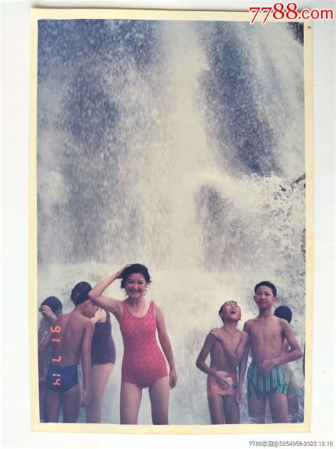 九十年代泳装漂亮女孩在瀑布下留影照片一张 老照片 收藏