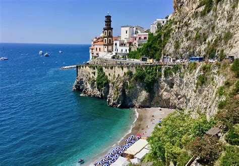 Urlaub in hotel, ferienwohnung, ferienhaus in italien. Foto Italien Atrani Campania Felsen Küste Städte Gebäude