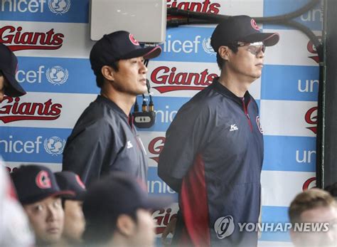 잡담 kbo) 허문회 경질은 더 빠를 수도 있었다 (5). 허문회 롯데 감독, 마운드 2번 방문 규정 위반으로 퇴장 - 매일경제