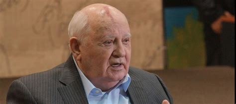 Nel 1950 si diploma, ottenendo una medaglia. Gorbaciov, ultimo presidente dell'URSS, ricoverato in ospedale