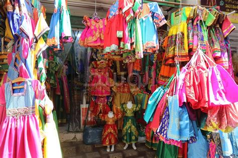 ترتبط مملكة البحرين مع المملكة العربية السعودية بجسر صناعي يسمى جسر الملك فهد، وهناك مخطط لربطها بجسر آخر مع السعودية. بالصور... أزياء بحرينية زاهية استعداداً لشهر رمضان ...