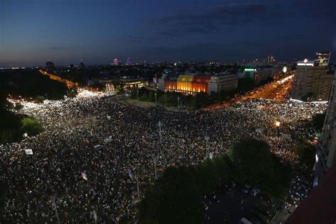 Näytä lisää sivusta protest sportswear facebookissa. Diaspora protest in Bucharest: Gendarmes clear Victoriei ...