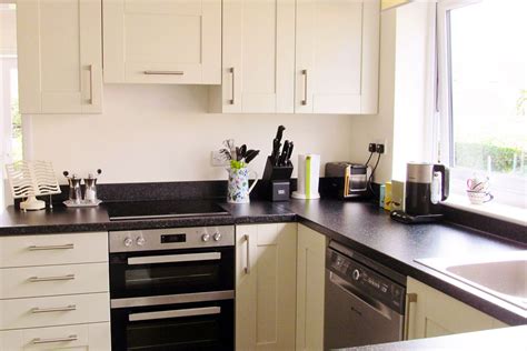 If you're searching for a soft but stylish natural finish for your new kitchen, you can't go wrong with a mussel colour kitchen. An Innova Clayton Mussel Shaker Kitchen | Kitchen, Shaker ...