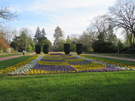 This is one of the city's main parks. Blumenbeet Bunter Garten | MG anders sehen