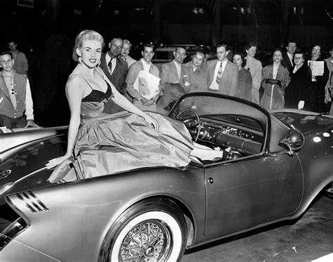 Jayne Mansfield Posing In A Buick Wildcat In Jayne Mansfield Vintage Pinup Vintage Cars