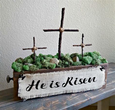 We are in love with all of these 15 religious easter decor ideas and free printables. Rustic Cross Centerpiece | Diy easter decorations, Easter ...
