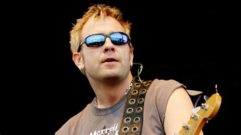 Wegen häuslicher Gewalt: 3 Doors Down-Bassist hinter ...