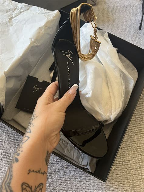 𝕲𝖔𝖉𝖉𝖊𝖘𝖘 𝕯𝖗𝖊𝖆𝖒𝖞 on twitter i really love shoes 👠 and you simps really love my feet 🦶🏼 reimburse