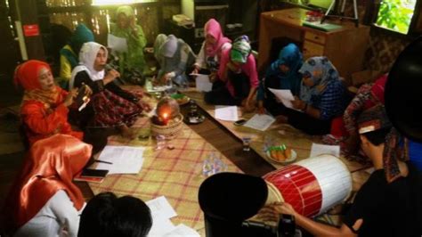 Royong Sastra Lisan Asal Makassar Yang Terancam Punah