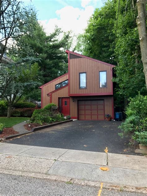 Enter the world's finest homes and contemporary houses in this global digest, organized by architect and brimming with crisp photography and plans. Help! Color reccos for 80's contemporary exterior