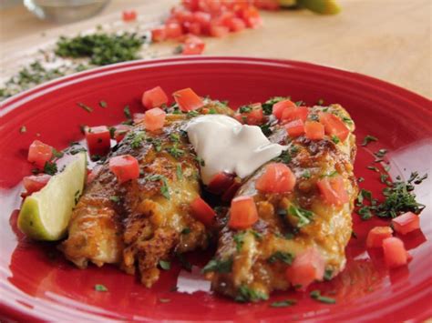 Just because the pioneer woman obviously likes to cook heavier home style food doesn't mean that she still can't come up with a heck of a salad. Chicken Enchiladas Recipe | Ree Drummond | Food Network