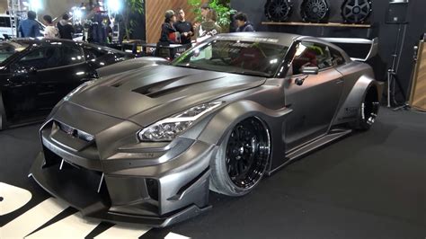 Liberty Walk Nissan Gt R Sports Raw Carbon Look In Tokyo Autoevolution