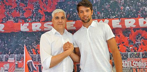 Fc nürnberg unter vertrag und wird dort in der abwehr eingesetzt. 1. FC Nürnberg: Lukas Mühl bleibt dem Club treu