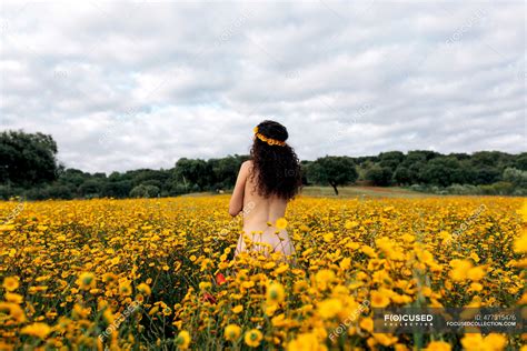 Vista Trasera De Morena Desnuda An Nima En Corona De Flores Disfrutando