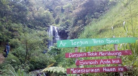 Air terjun di sini hanya memiliki ketinggian 5 meter dan kemudian diapit oleh tebing yang terbelah di sampingnya ada 2 kemudian di bawahnya terdapat. Lokasi dan Harga Tiket Air Terjun Tirtosari Magetan, Destinasi Wisata Hits dari Magetan - Daka Tour