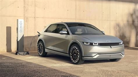 2022 hyundai ioniq 5 batteries and range. Rolls-Royce debuts Privacy Suite and Cullinan Black Badge ...