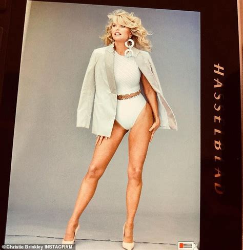 Christie Brinkley 67 Places Her Gorgeous Legs On Display In A Photo Girl Boss Readsector
