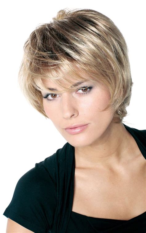 Le carré dégradé convient à tous les types de cheveux et toutes les formes de visage. Modèle coupe cheveux courts effilés - tendances et ...
