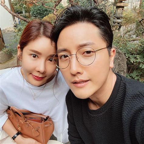 12년만에 연하 남편과 재혼을 했다. '신혼' 김준희♥연하 남편, 주말 서촌 데이트 "햄볶아요 히히 ...