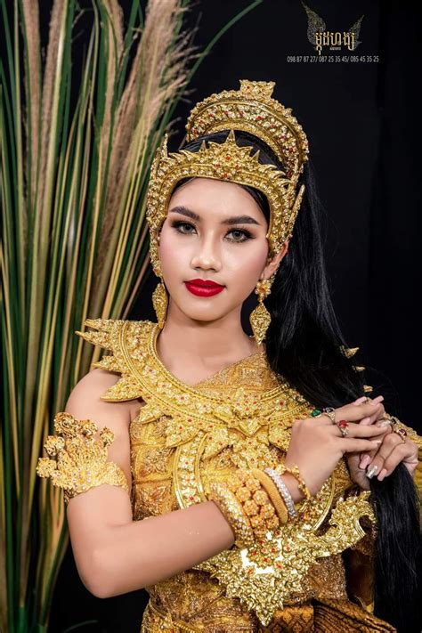 Cambodian Women Cambodian Dress Traditional Dresses Ancient Crown